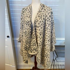 Lands’ End Animal Print Shawl Poncho Ivory And Gray Eyelash Fringe